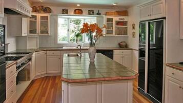 KylskÄp, mikrovÄgsugn, ugn och spishÀll