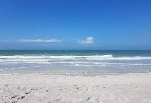 Rannalla, aurinkotuoleja, rantapyyhkeitä