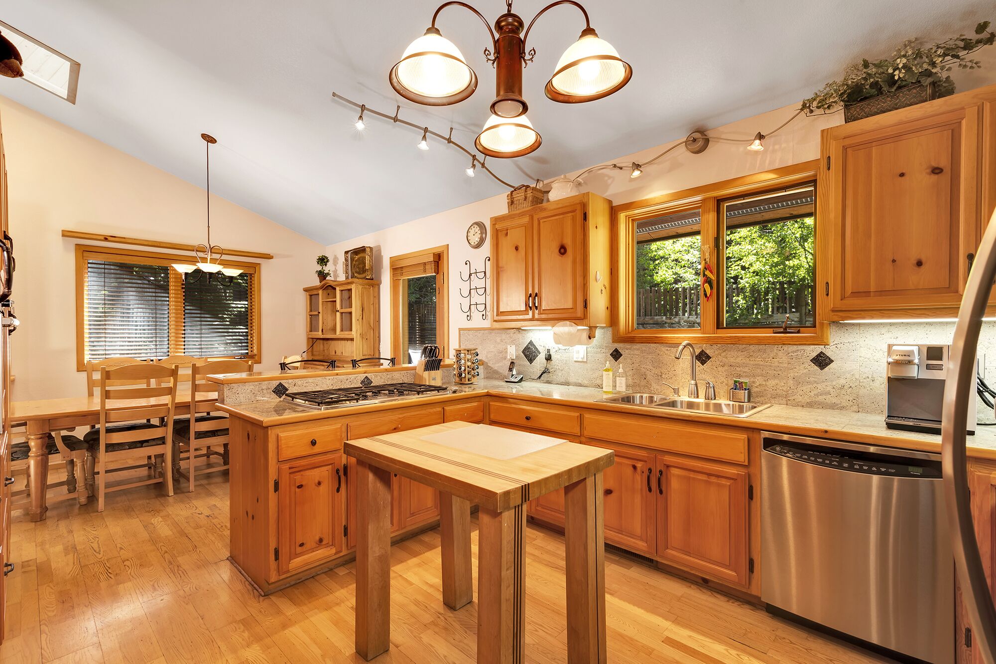 Free Shuttle to Homewood Ski Resort*WI-FI*HDTV*Hot Tub*Fenced Back Yard*