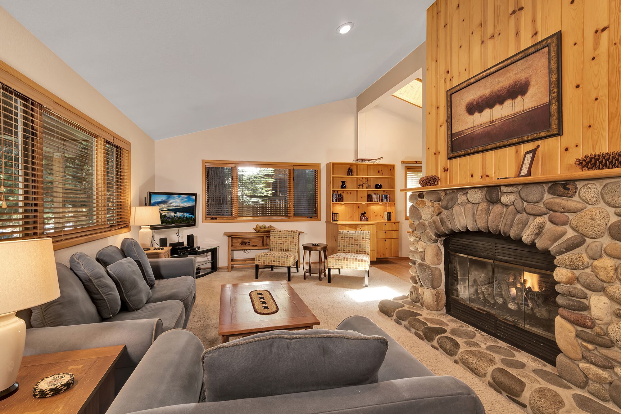 Free Shuttle to Homewood Ski Resort*WI-FI*HDTV*Hot Tub*Fenced Back Yard*