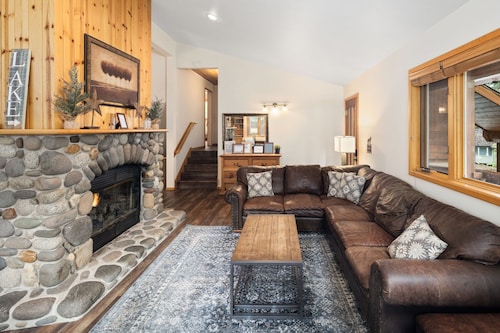 Perfect Family Getaway-WI-FI-HDTV-Hot Tub-Fenced Back Yard