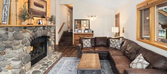 Gratis transport til Homewood Ski Resort * WI-FI * HDTV * Hot tub * Inngjerdet bakgård *