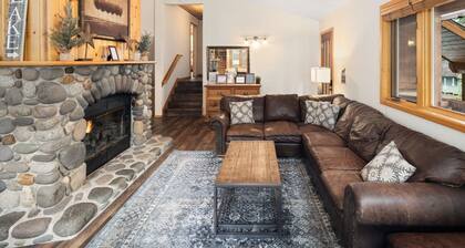 Perfect Family Getaway-WI-FI-HDTV-Hot Tub-Fenced Back Yard