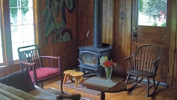 Smart TV, DVD player, books, stereo