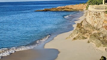 Accommodatie ligt op het strand, ligstoelen, strandlakens
