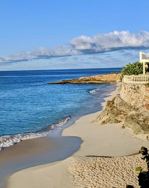 Plage, chaises longues, serviettes de plage