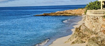 Beachfront Villa in Cupecoy Bay – Serene, Modern & Romantic Honeymoon Escape