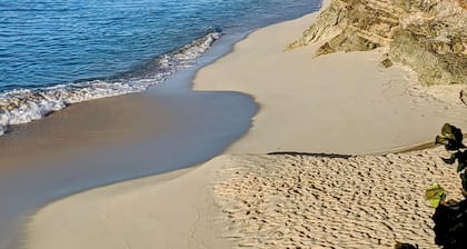 Beachfront Villa in Cupecoy Bay – Serene, Modern & Romantic Honeymoon Escape