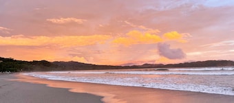 Beautiful, Contemporary Private Art/Yoga Retreat Home In Paradise!