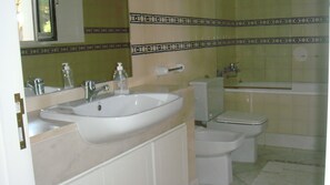 Duschwanne, Bidet, Handtücher