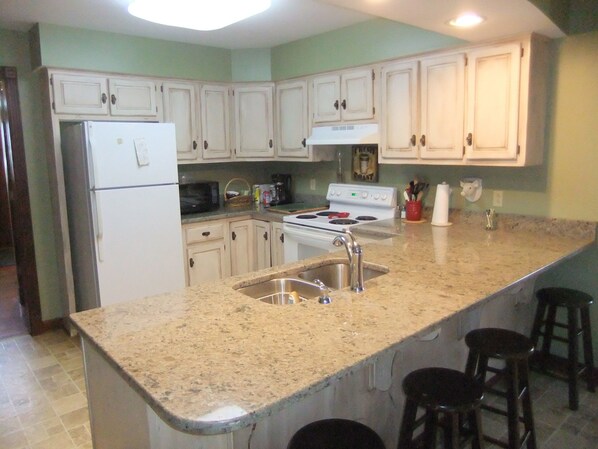 Réfrigérateur, four à micro-ondes, un four, surface de cuisson