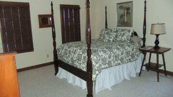 3 bedrooms, desk, iron/ironing board, travel cot