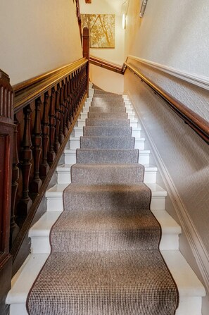 Interior - Lovely apartment with balcony in the Grange, close to Morningside & Marchmont. (Edinburgh)