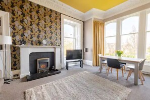 Interior - Lovely apartment with balcony in the Grange, close to Morningside & Marchmont. (Edinburgh)