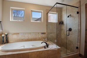 Combined shower/bathtub, jetted bath, hair dryer, towels - Adventure Hub~Nordic Ski, Snowmobile & Snowshoeing TB 23 (Midway)