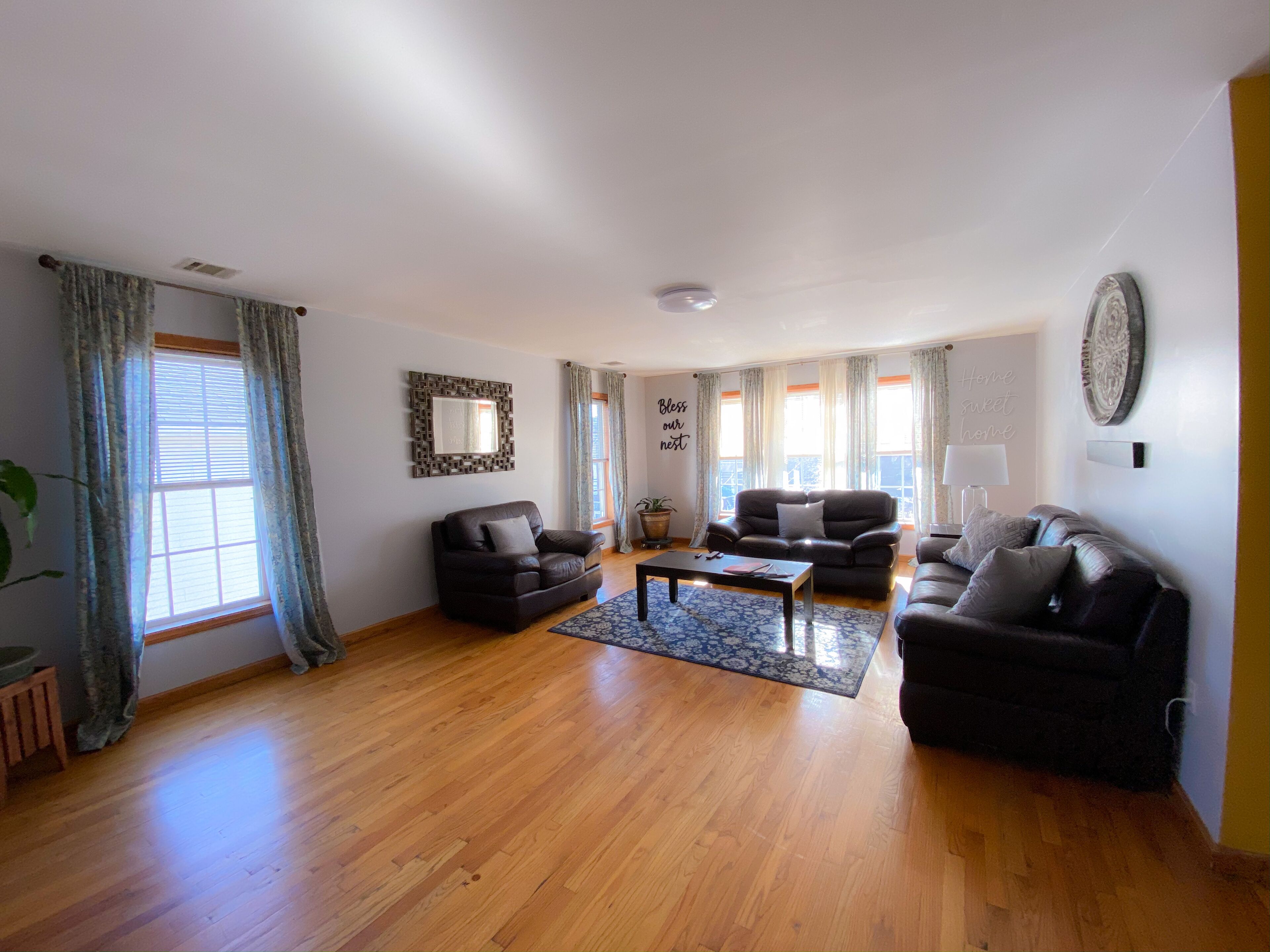 Een televisie, een dvd-speler, boeken en een stereo