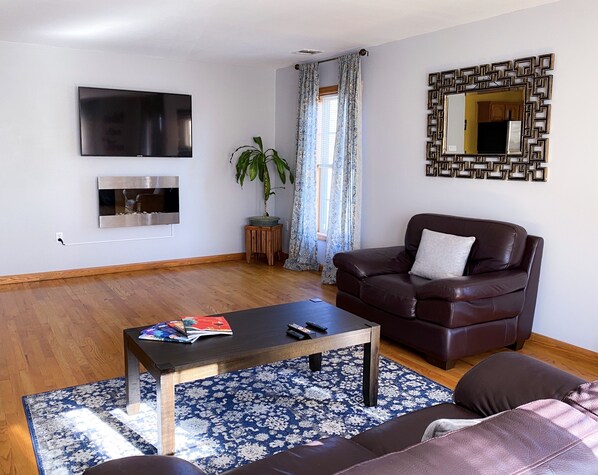 Televisión, reproductor de DVD, libros y estéreo 