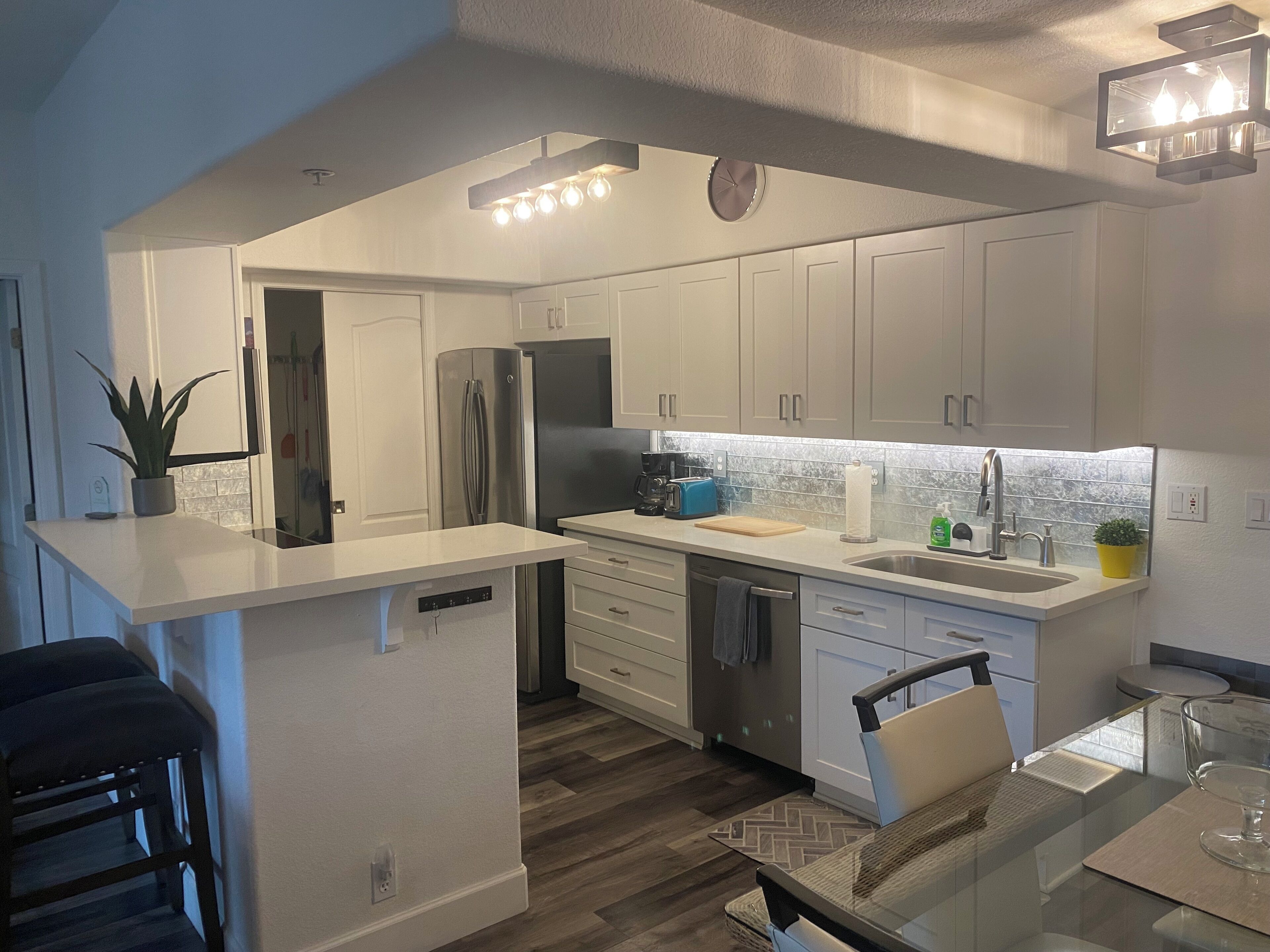 Kylskåp, mikrovågsugn, ugn och spishäll