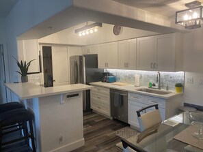 Frigorífic, microones, forn i placa de cuina 