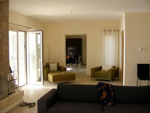 TV, fireplace, DVD player, books
