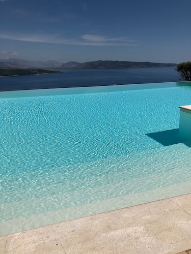 Contemporary villa, prime location , stunning views and heated infinity  pool