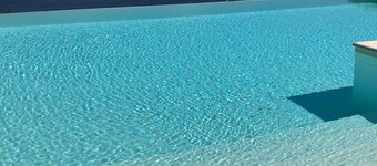 見事な景色と暖かい無限のプライムロケーションにある現代的なヴィラ 