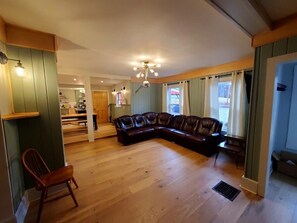 TV, DVD-spiller, bordtennis og bøker