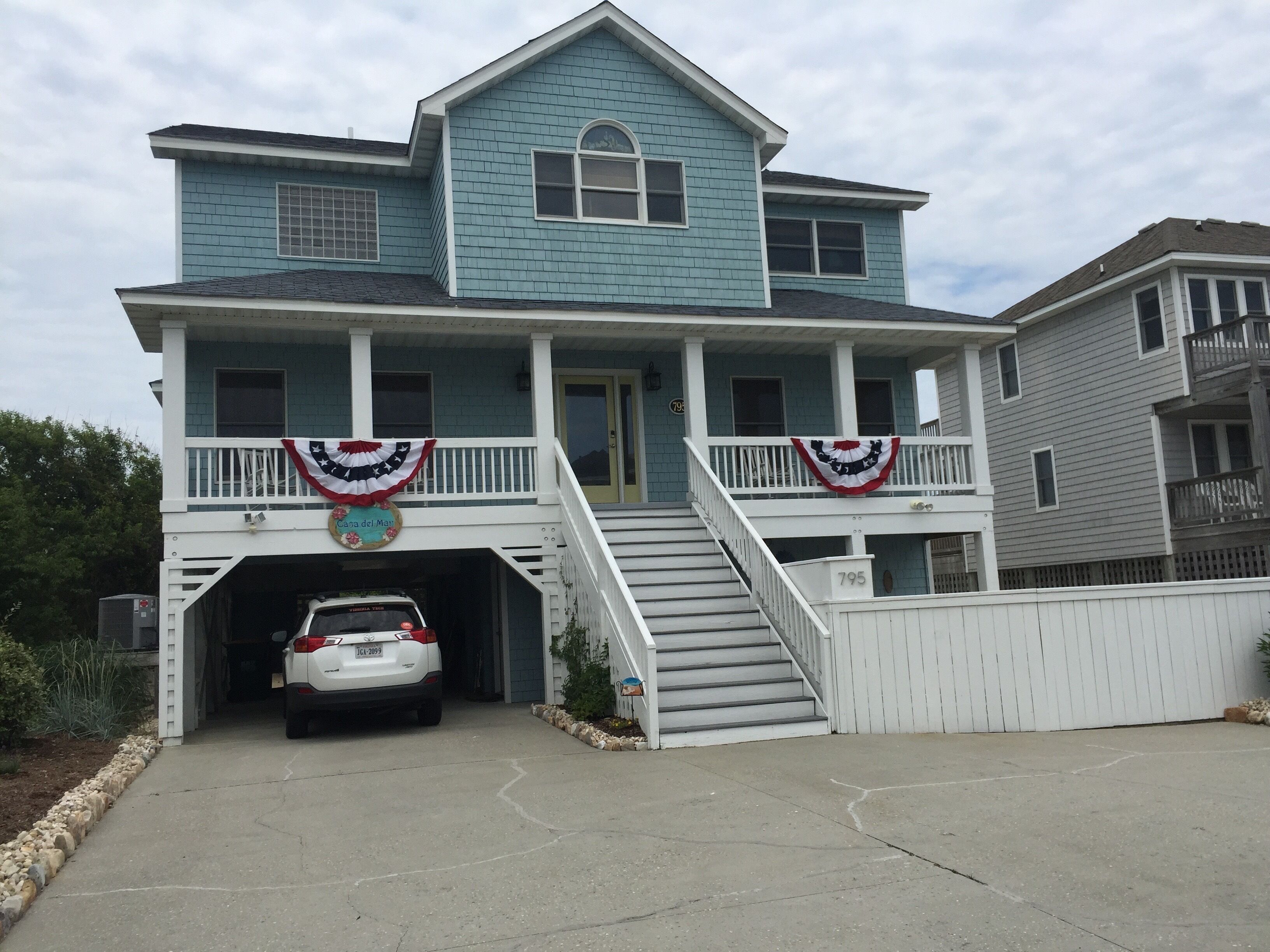 Great Beach Location, Close To Many Amenities.