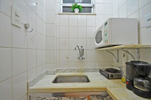 Kühlschrank, Mikrowelle, Herdplatte, Wasserkocher mit Kaffee-/Teezubehör