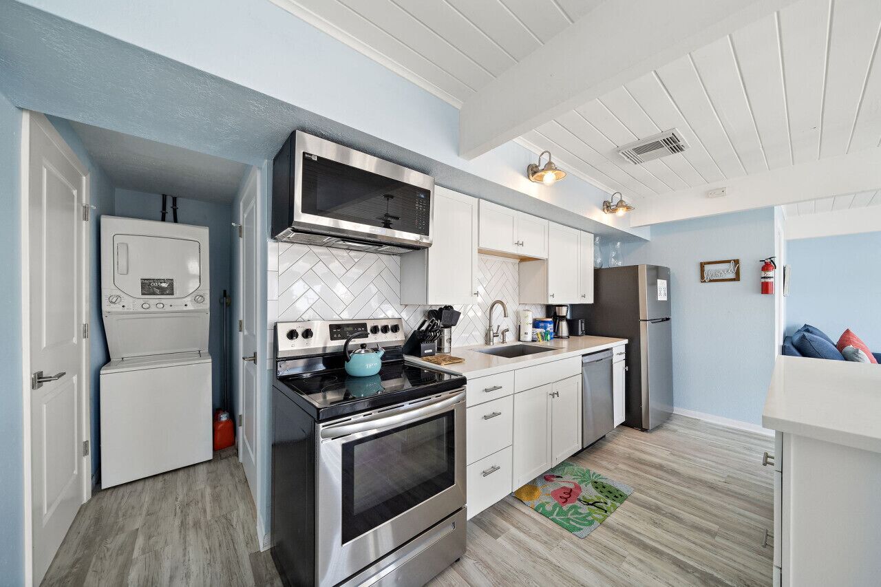 Jääkaappi, mikroaaltouuni, uuni, liesi