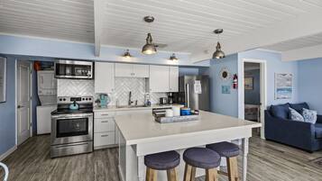 Frigorífico, microondas, horno y placa de cocina