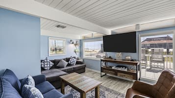 Een smart-tv en boeken