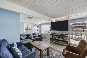 Smart TV, books - Beach Cottage with Big Yard & Ocean Views (Galveston)