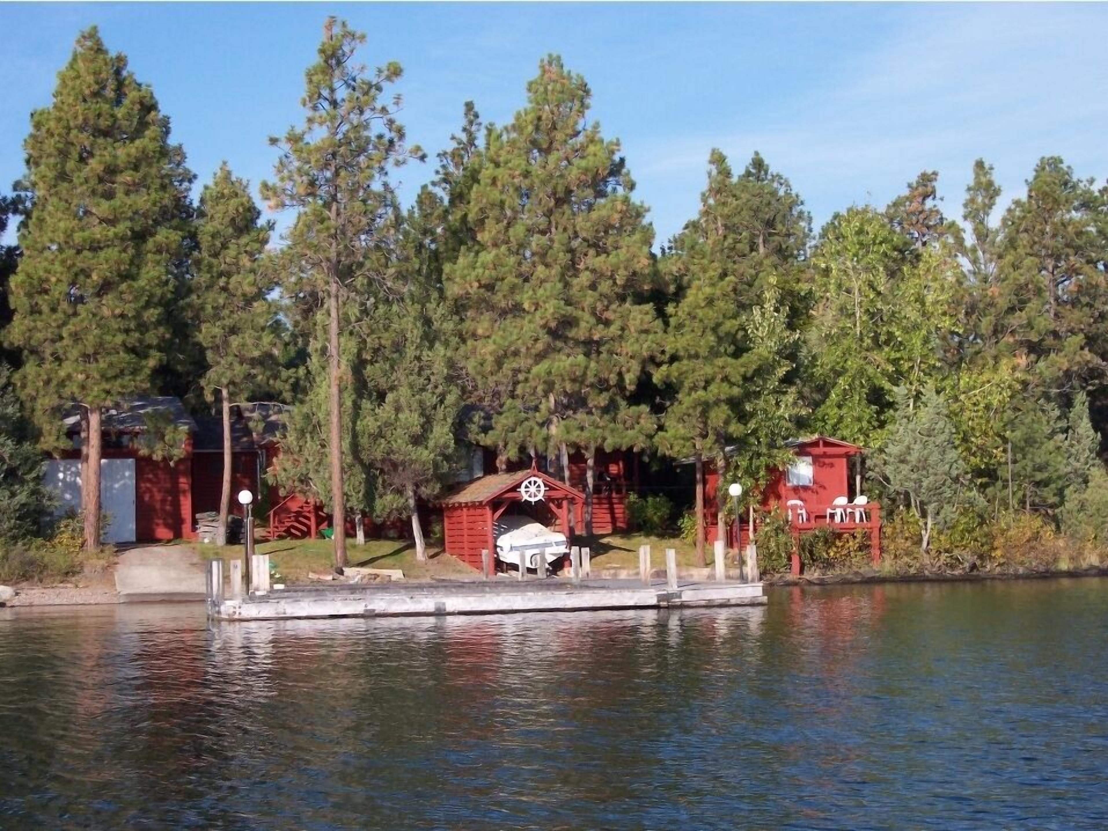 Moose Lodge Rustic Log Home  Includes  Two Boat Slip Dock with  2 guest cabins