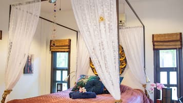 3 bedrooms, desk, iron/ironing board, travel crib