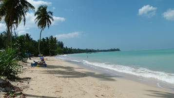 Playa en los alrededores y toallas de playa