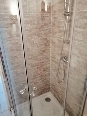 Bathtub, toilet paper