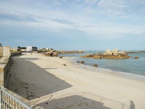 På stranden