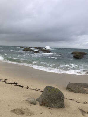 På stranden