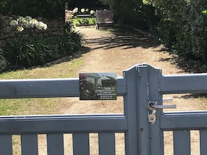 A gated entrance to a property with a sign indicating a location for vacation rentals. - House / Villa - BRIGNOGAN PLAGESHouse with characterHouse with garden (Plounéour-Brignogan-Plages)