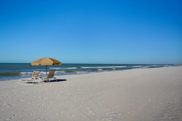 Beach nearby, sun loungers, beach towels - GULF VIEWS + PRIVATE BEACH CLUB (Naples)
