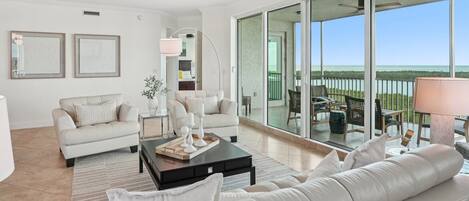 Smart-TV, DVD-spiller og bøker