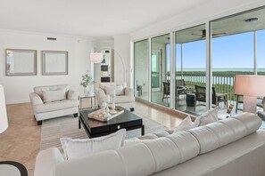 Smart TV, DVD player, books - GULF VIEWS + PRIVATE BEACH CLUB (Naples)