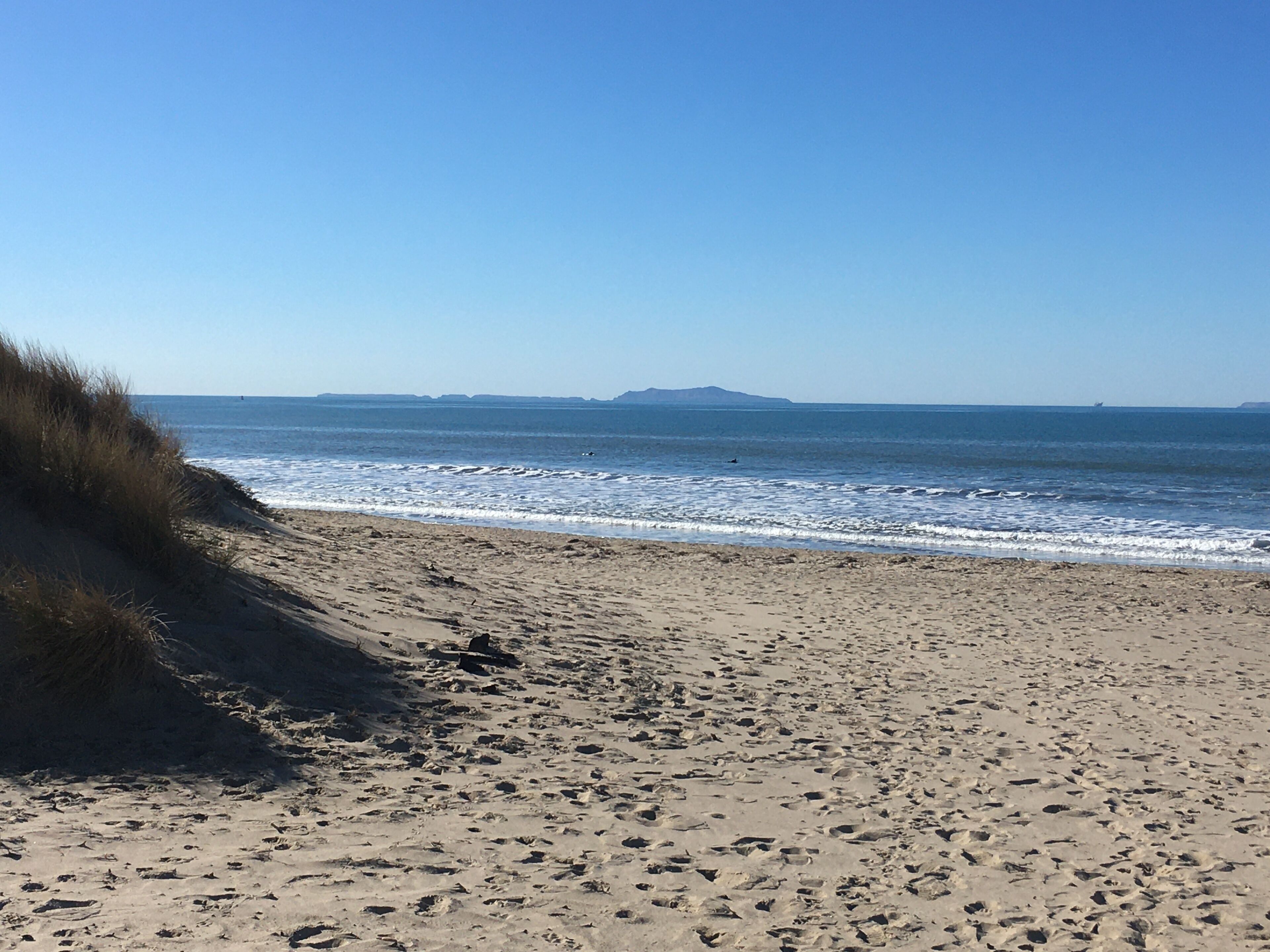 Perto da praia, espreguiçadeiras, toalhas de praia 