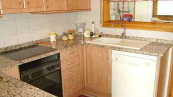 Kjøleskap, mikrobølgeovn, ovn og kokeplater