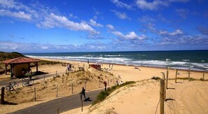 Una playa cerca, sillas reclinables de playa