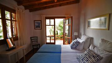 5 habitaciones, escritorio, tabla de planchar con plancha y wifi