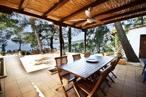 Outdoor dining - Traditional villa Seagullstone, with private beach and magnificent view (Vromolimnos)