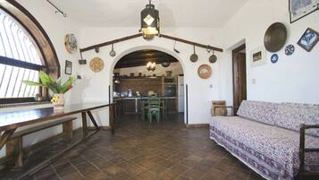 Smart TV, caminetto, libri, impianto stereo