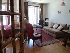 Télévision, lecteur de DVD, livres, médiathèque